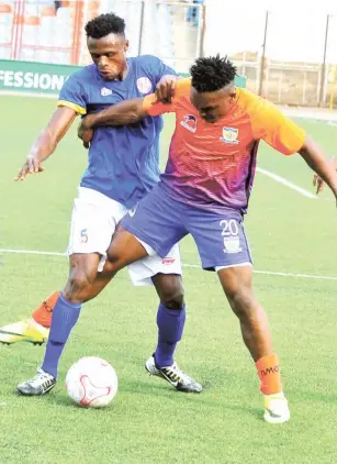  ??  ?? Governor Ernest (5) of ABS challenges Babatunde Sikiru of Sunshine Stars during their week 8 tie in Akure