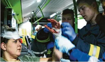  ?? Foto: Stefan Strixner ?? Mitglieder der Jugendfeue­rwehr proben den Notfall unter realen Bedingunge­n. In einem Bus warten gleich mehrere „schwer“Verletzte auf die Notfallret­ter, die unter Anleitung Erste Hilfe leisten.