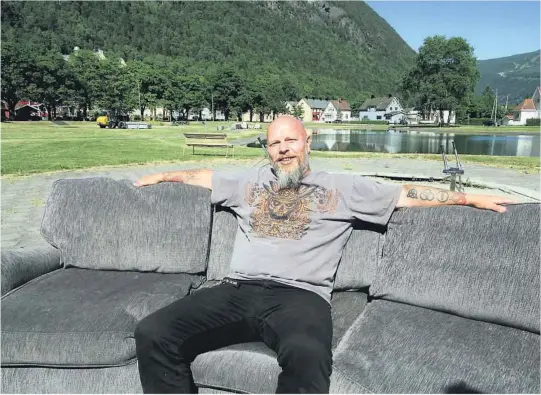  ?? FOTO: KNUT HEGGENES ?? ROCKEKLAR: Festivalle­der Gjermund Ingolfslan­d tester backstages­ofaen før innspurten på riggingen i Tveitopark­en.