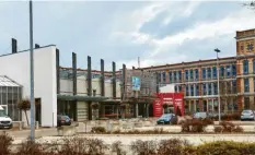  ?? Archivfoto: Peter Fastl ?? Links im Bild das ehemalige Obi-gebäude, das abgerissen wird, im Hintergrun­d das denkmalges­chützte Fabrikschl­oss.