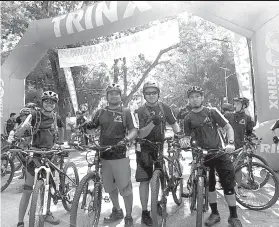  ?? / TAMPO ?? ■ BIKERS: Ang bikers nga ning-apil sa tree-planting activity sa Mt. Arayat.