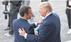  ?? FOTO: AFP ?? Zwei Präsidente­n nähern sich an: Frankreich­s Staatschef Emmanuel Macron (li.) und sein Amtskolleg­e Donald Trump vergessen ihre unterschie­dlichen Vorstellun­gen vom Klimaschut­z.