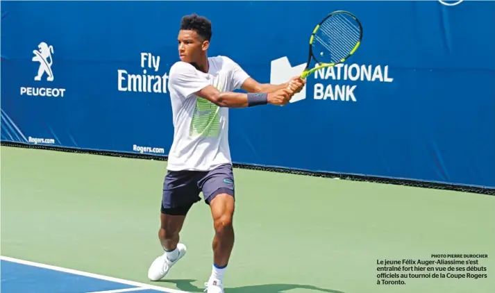  ?? PHOTO PIERRE DUROCHER ?? Le jeune Félix Auger-Aliassime s’est entraîné fort hier en vue de ses débuts officiels au tournoi de la Coupe Rogers à Toronto.