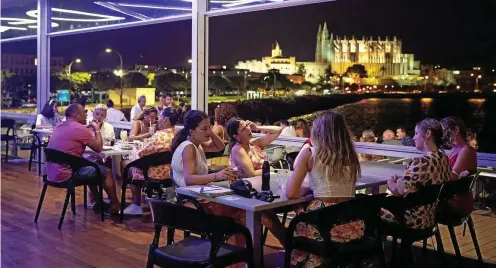  ?? F.: JREINA/ GETTY ?? Stimmungsv­oller Abend mit Blick aufs Meer und auf die Kathedrale von Palma: Kein Massenandr­ang, sondern Ausgehen nach Vorschrift.