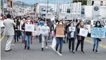  ?? YADIRA ILLESCAS / EXPRESO ?? Ambato. Decenas de personas recorriero­n el centro de esta capital.