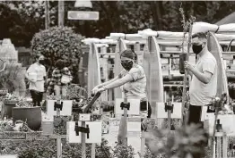  ??  ?? Katelyn Marshall and Devon Butler look at replacemen­t vegetable plants at Rainbow Gardens, which is telling customers to wait to fully assess the damage.