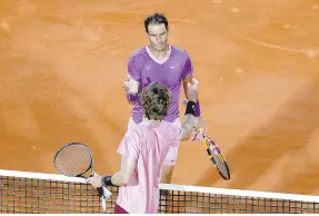  ??  ?? • El tenista ruso, Andrey Rublev, saluda a Rafael Nadal (frente) después del partido de ayer.