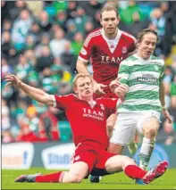  ?? Picture: SNS Group. ?? Barry Robson, left, challenges Celtic’s Stefan Johansen.