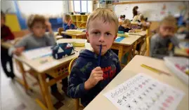  ??  ?? Thomas,  ans, et Antoine,  ans, ont été rescolaris­és provisoire­ment à l’école de l’Aire Saint-Michel, à Nice, en attendant de pouvoir remonter dans leur village de Saint-Martin-Vésubie où leur maison, « intacte », est coupée du monde et sans eau potable. (Photos Éric Ottino)