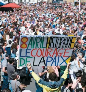  ??  ?? Selon la police, 6000 à 7000 personnes ont participé hier aprèsmidi à un grand rassemblem­ent populaire à Bayonne sur le thème «Nous sommes tous et toutes des artisans de la paix», en marge de l’opération de «désarmemen­t» de L’ETA.