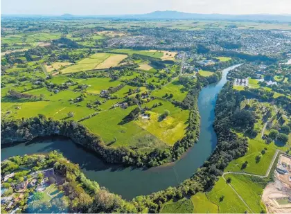  ?? ?? Planting, fencing and retiring land improve the health of the Waikato River.