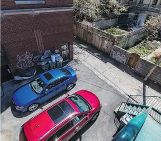  ?? DAVE SIDAWAY ?? Cars sit in an alleyway west of Saint-Laurent Blvd., north of Laurier Ave. Some Plateau residents are opposed to a bylaw that would prohibit new parking spots in backyards fronting public alleyways and lanes.