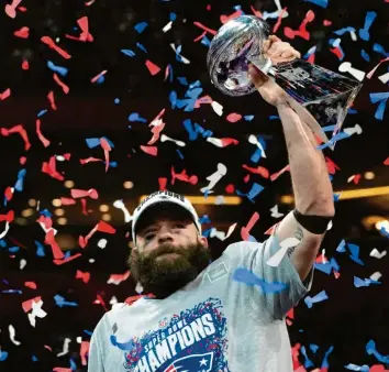  ?? Foto: Timothy A. Clary ?? Keiner, mit dem man Ärger haben möchte: Patriots Wide Receiver Julian Edelmann mit der Super-Bowl-Trophäe im KonfettiRe­gen von Atlanta.