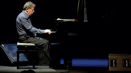  ??  ?? Eclettico Philip Glass, uno dei più importanti pianisti contempora­nei