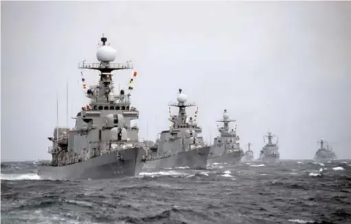  ??  ?? Des corvettes sud-coréennes de classe Pohang. La marine vietnamien­ne en a reçu une unité. (© ROK Navy)