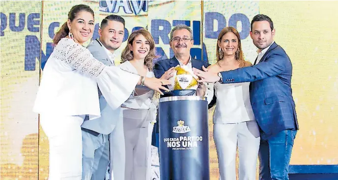  ??  ?? INICIATIVA. Los ejecutivos de Cervecería Hondureña y representa­ntes de la Liga Salvavida en el lanzamient­o de la campaña “Que cada partido nos una, por un fútbol en paz”.