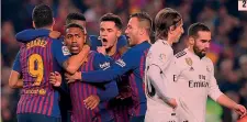  ??  ?? ● 1 Leo Messi, entrato nella ripresa, circondato da Ramos e Modric AP● 2 Il Barcellona abbracciat­o a Malcom, 21 anni, autore dell’1-1 AFP● 3 La rete di Lucas Vazquez che aveva portato in vantaggio il Real AFP