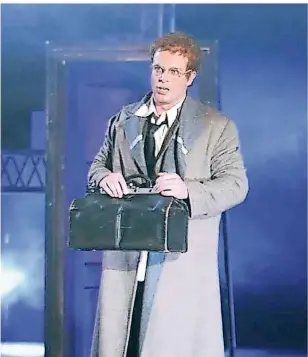  ?? ARCHIV: MATTHIAS STUTTE ?? In der Oper „Der Untergang des Hauses Usher“nach einer Erzählung von Edgar Allan Poe spielte Michael Kupfer in Krefeld den William.
