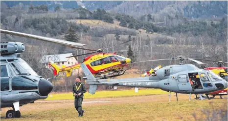  ?? FOTO: AFP ?? Militärhub­schrauber und zivile Rettungskr­äfte treffen in der Nähe des Absturzort­es bei Seyne im südöstlich­en Frankreich ein.