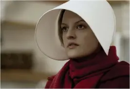  ?? Bild: George Kraychyk ?? Elisabeth Moss spelar Offred i tv-serien som bygger på ”Tjänarinna­ns berättelse”.