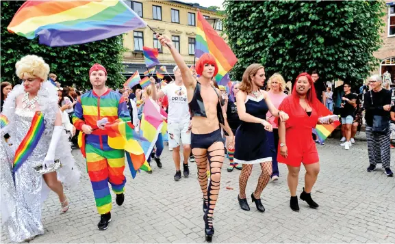  ?? Bild: EDITH CAMILLA SVENSSON ?? FEST. Pride Falkenberg firade fem år med en hejdundran­de parad.