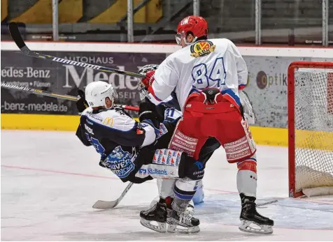  ?? Foto: Thorsten Jordan ?? Tobias Wedl (schwarzes Trikot) muss mit den Landsberge­r Riverkings weiter auf den ersten Sieg in der Vorbereitu­ng warten. Gestern Abend unterlag der HCL dem EC Peiting mit 3:4.