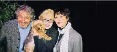  ?? RP-FOTO/ARCHIV: DR ?? Volker Brandt, Ingrid Steeger und Simone Rethel (v.l.) kamen spontan mit Hund Eliza Doolittle vorbei.