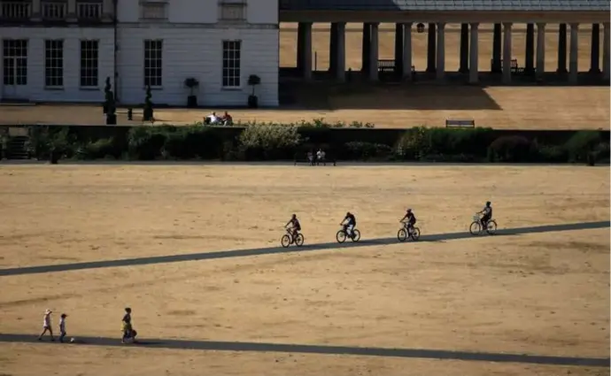  ?? © afp ?? Ook in het Londense Greenwich Park is het speuren naar groen. Britse brandweerl­ui waarschuwe­n dat parken er ontvlambaa­r bij liggen.