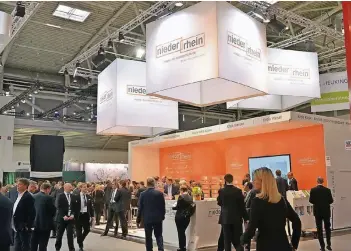  ?? FOTO: LOTHAR BERNS ?? Die weißen Würfel und die kräftige orangefarb­ene Standgesta­ltung werden erneut ein Hingucker des Niederrhei­n-Stands auf der Münchner Messe Expo Real sein.