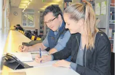  ?? FOTO: ARCHIV/HFU ?? Sarina Zillikens und Jens Bayer hatten „Orientieru­ng Technik“gewählt und sind mittlerwei­le in Bachelorst­udiengänge­n am Campus Tuttlingen eingeschri­eben.