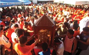  ?? PHOTO
FILE ?? Inmates at Cebu Provincial Detention and Rehabilita­tion Center venerate the visiting image of Senior Sto. Niño. They have another close encounter with the miraculous image soon.