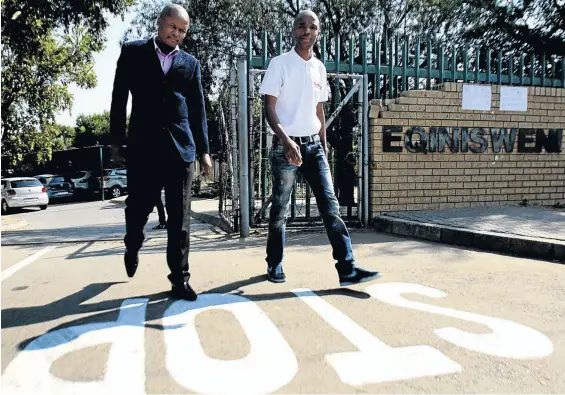  ?? / SANDILE NDLOVU ?? Pastor Mthobeli Ndleleni from Will of God Ministries Internatio­nal and social entreprene­ur Vuyo Sibiya of Kuzondlula Motivation­al Tour walk out of Eqinisweni Secondary School in Ivory Park, Midrand, after their event was stopped by authoritie­s.