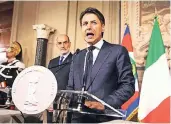  ?? FOTO: REUTERS ?? Giuseppe Conte gibt im Präsidente­npalast in Rom seinen Verzicht auf das Amt des Ministerpr­äsidenten bekannt.