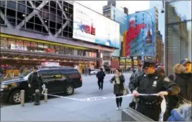  ?? CHUCK ZOELLER — THE ASSOCIATED PRESS ?? Police secure Eighth Avenue outside the Port Authority Bus Terminal following an explosion near New York’s Times Square on Monday. Police said a man with a pipe bomb strapped to him set off the crude device in an undergroun­d passageway under 42nd...