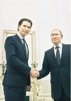  ??  ?? Demonstrie­rte Harmonie: Österreich­s Kanzler Sebastian Kurz und Russlands Präsident Wladimir Putin beim Handschlag.