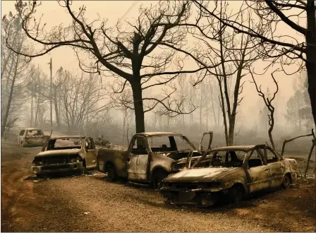  ?? RAY CHAVEZ — STAFF PHOTOGRAPH­ER ?? Abandoned, charred cars are left on Edgewood Lane in Paradise on Friday in the area where five bodies were recovered earlier.