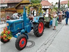  ??  ?? Prächtig geschmückt waren gestern Oldtimer Bulldog und Wagen des Finninger Obst und Gartenbauv­ereins.