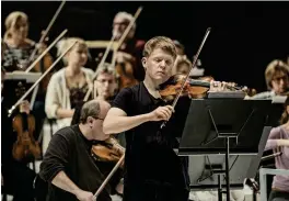 ?? FOTO: LEIF WECKSTRöM ?? PEKKA KUUSISTO. Olli Mustonens Sonat för violin och orkester är skriven enkom för honom.
