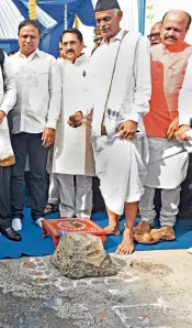  ?? SATYABRATA TRIPATHY/GETTY IMAGES ?? SELF GOAL Nitin Gadkari and Maharashtr­a CM Devendra Fadnavis at the foundation stone laying ceremony of the internatio­nal cruise terminal