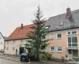  ?? Foto: Michael Kroha ?? Weil er offensicht­lich mehreren Menschen zu hässlich war, wurde der Christbaum in Pfuhl ausgetausc­ht.