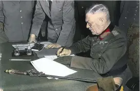  ??  ?? Heute vor 75 Jahren, am 9. Mai, unterzeich­nete der Chef der Wehrmacht, Generalfel­dmarschall Keitel, im sowjetisch­en Hauptquart­ier die Kapitulati­on der deutschen Wehrmacht.