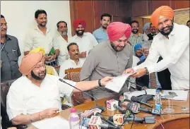  ??  ?? Chief minister Capt Amarinder Singh, along with local bodies minister Navjot Singh Sidhu, during the distributi­on of cheques to urban local bodies at Punjab Bhawan, Chandigarh, on Tuesday. HT PHOTO
