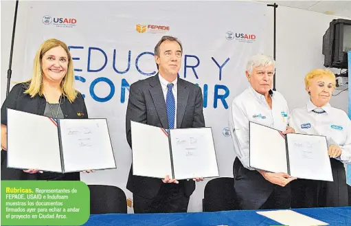  ??  ?? Rúbricas. Representa­ntes de FEPADE, USAID e Indufoam muestras los documentos firmados ayer para echar a andar el proyecto en Ciudad Arce.