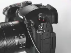  ??  ?? De batterijgr­ip DMWGBBH5 van de Lumix GH5 past ook op de GH5S en er passen twee accu’s in van
het soort DMW-BLF19. Voor het synchronis­eren van de tijdstempe­l kun je de camera aansluiten met een kabel. Een kabel zit al in de verpakking.