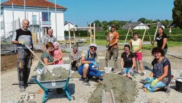  ??  ?? Der Wasserlauf für den neuen Spielplatz wird an diesem Tag betoniert. Das Bild zeigt die Helfer (von links) Raimund Frommel, Jo sef Schömig, davor Resi Schömig und Enkeltocht­er Pia, Martha Frommel, Werner Bach, Christian Schömig, Karin Bauer, Juliane Singer, Bürgermeis­terin Susanne Schewetzky und Gemeinderä­tin Marianne Rugel.