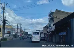  ?? MERLINDA A▪ PEDROSA PHOTO ?? ILLEGAL structures in front of STI-WEST Negros University are also among those that will be demolished by the Bacolod Traffic Authority Office▪