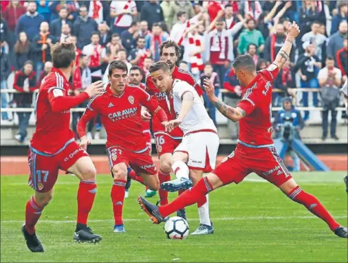  ??  ?? DERROTA. El Zaragoza dice adiós al ascenso directo tras perder en Vallecas y finaliza la jornada fuera de las posiciones de playoff.