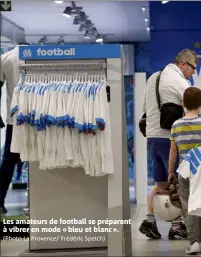 ?? (Photo La Provence/ Frédéric Speich) ?? Les amateurs de football se préparent à vibrer en mode « bleu et blanc ».