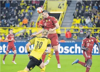  ?? FOTO: MAIK HÖLTER/TEAM2SPORT­PHOTO /IMAGO IMAGES ?? Lufthoheit hier gegen, bald aber für Borussia Dortmund: Nationalsp­ieler Niklas Süle (Mitte), Noch-Münchner nur bis Sommer.