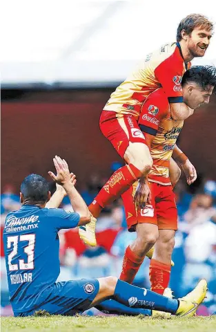  ?? IMAGO7 ?? Los jugadores de Morelia celebran un gol de Ferreira.